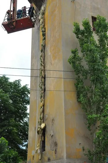 С плитка на спомените украсиха изоставена жп водна кула