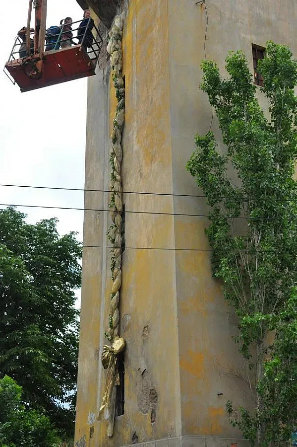 С плитка на спомените украсиха изоставена жп водна кула