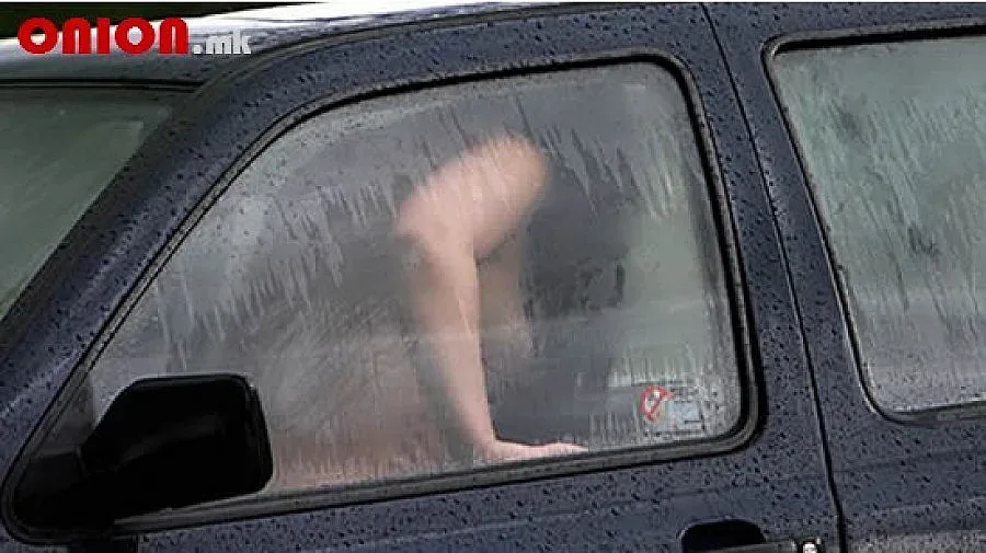 Хванаха известна дама в политиката да прави секс в кола