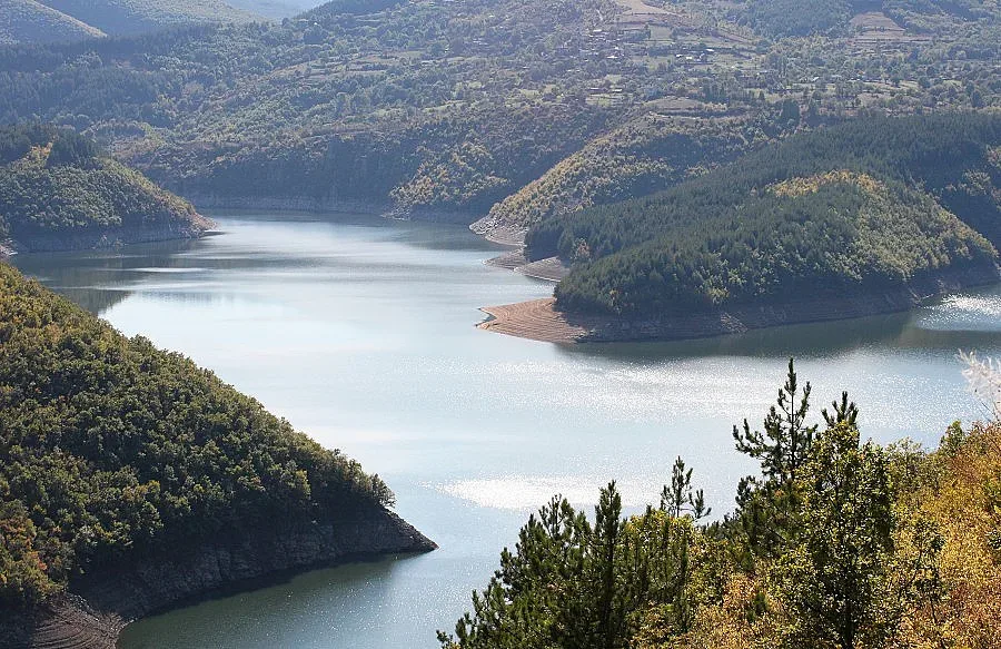 Спасителен екип изтегли закъсала лодка в язовир “Кърджали” 