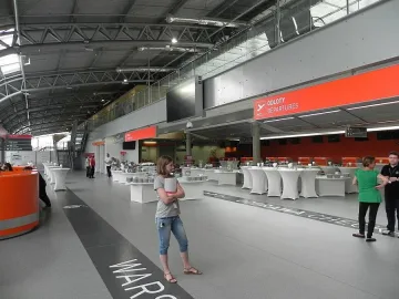 Сигнал за бомба приземи самолет във Варшава