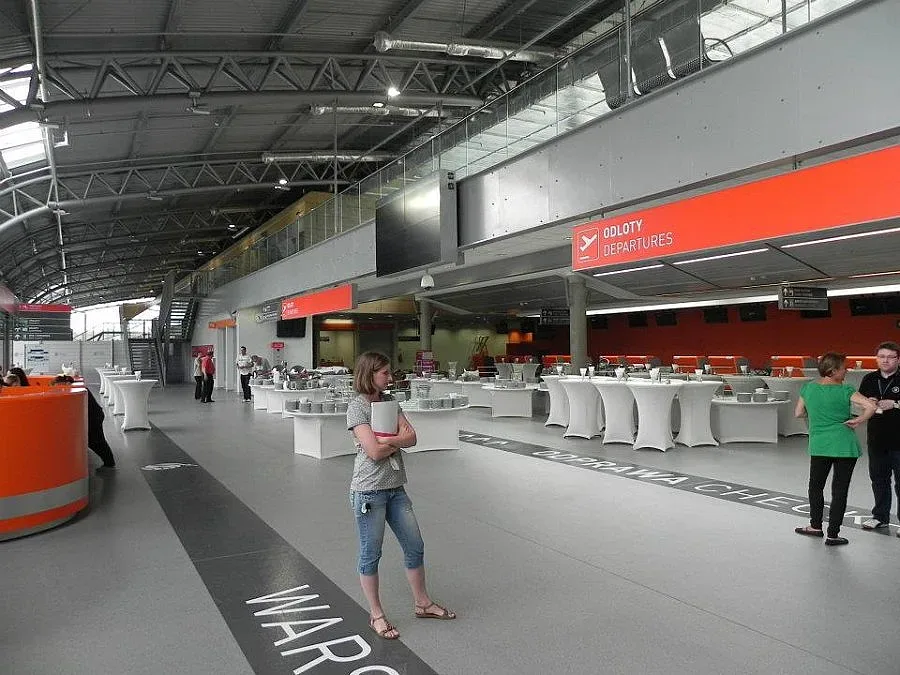 Сигнал за бомба приземи самолет във Варшава