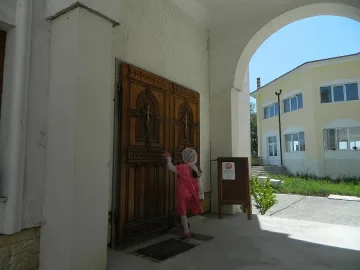 Монасите от Копиловци молят Бога по стария календар