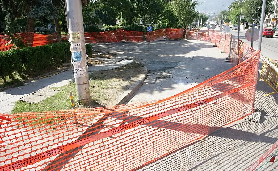 Затварят за движение участъка с пропадането на бул. „Черни връх”