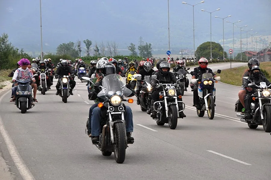 Рокери от 8 държави катерят три планини с „Харлей Дейвидсън”