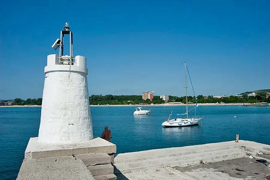 Откриха мъртъв турист близо до пристанището в Приморско