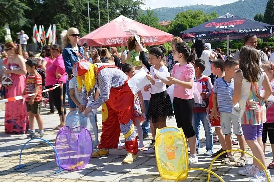Учат деца на поведение в храма