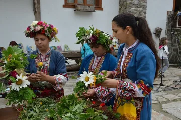 Деца плетат еньовски венец пред паметник