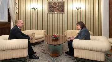 Киселова изтича при Радев, какво обсъдиха