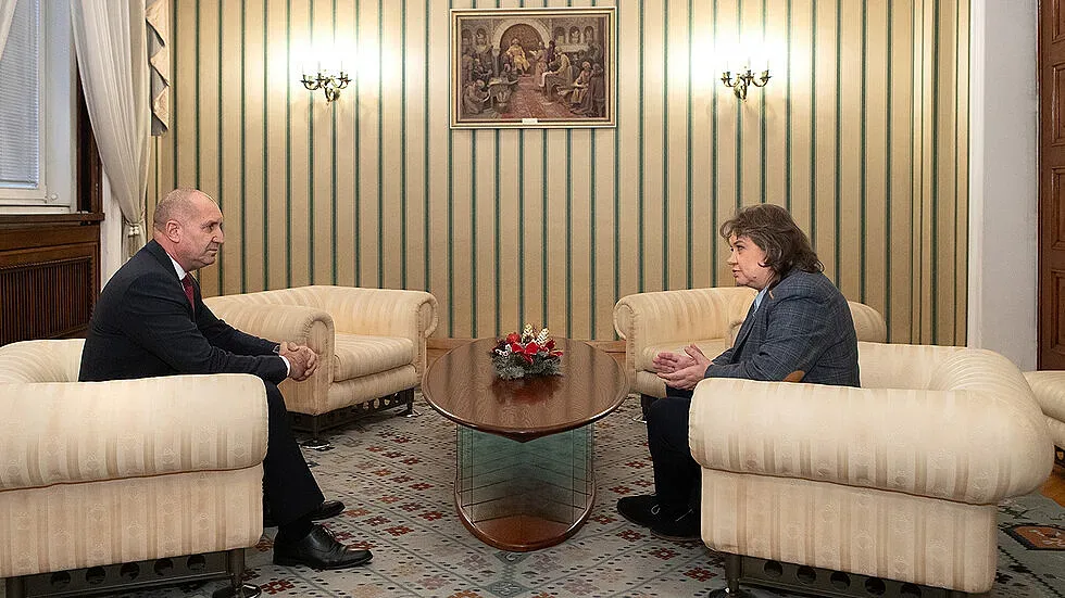 Киселова изтича при Радев, какво обсъдиха