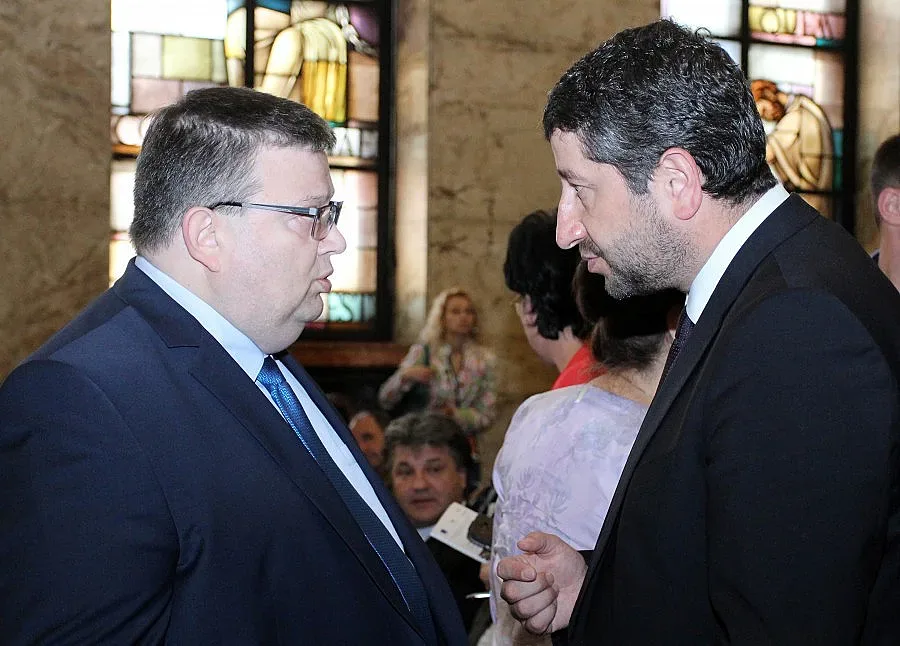 Цацаров към младите: Уважавайте съда