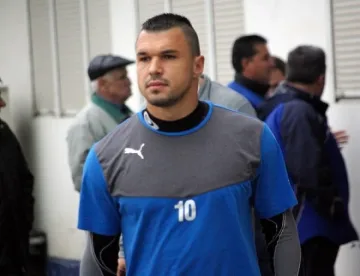 Замесиха Божинов в черно тото