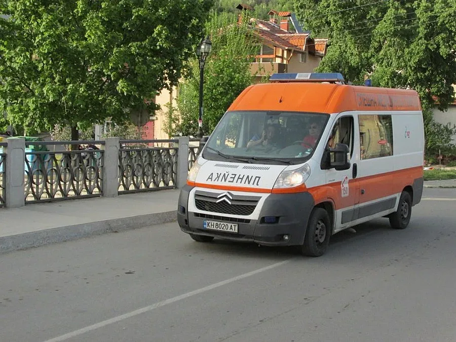 Откриха примряла жена под топола в гробище