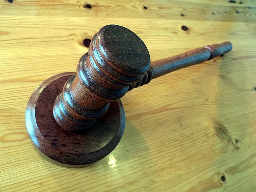 Скърбящ баща обвинен, че "гледа строго" убиецът на дъщеря си