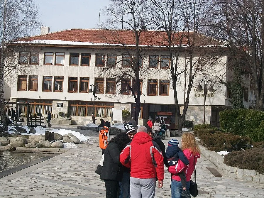 Чужденци плетат и предат в курорта Банско