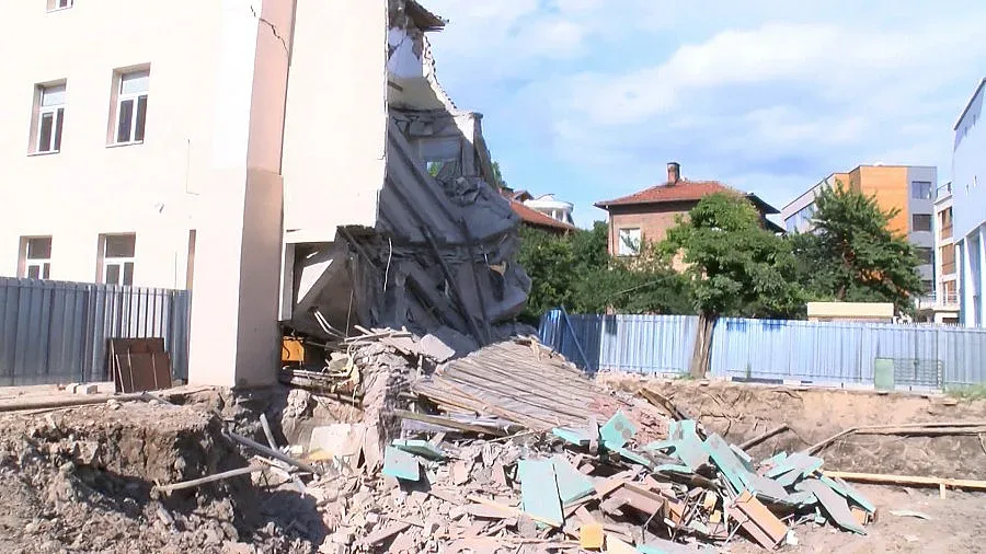 Обезопасиха мястото на падналата стена в казанлъшката гимназия