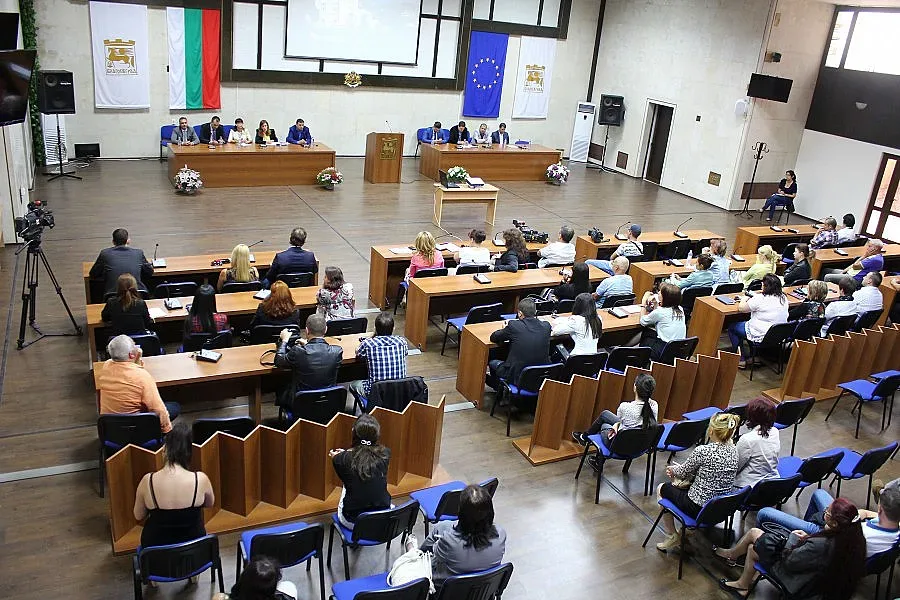 Министър Ангелкова нищи с кметове и експерти проблемите на туризма