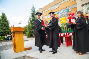 В Кърджали абитуриенти с тоги получават дипломите си 