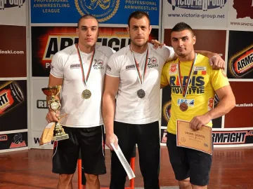 България спечели злато и сребро от Балканската лига по канадска борба