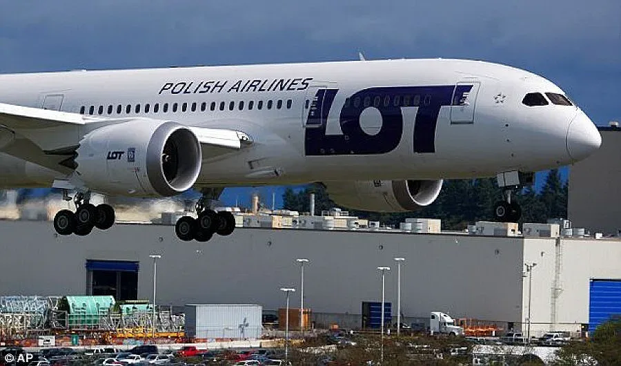 Хакери анулираха множество полети във Варшава