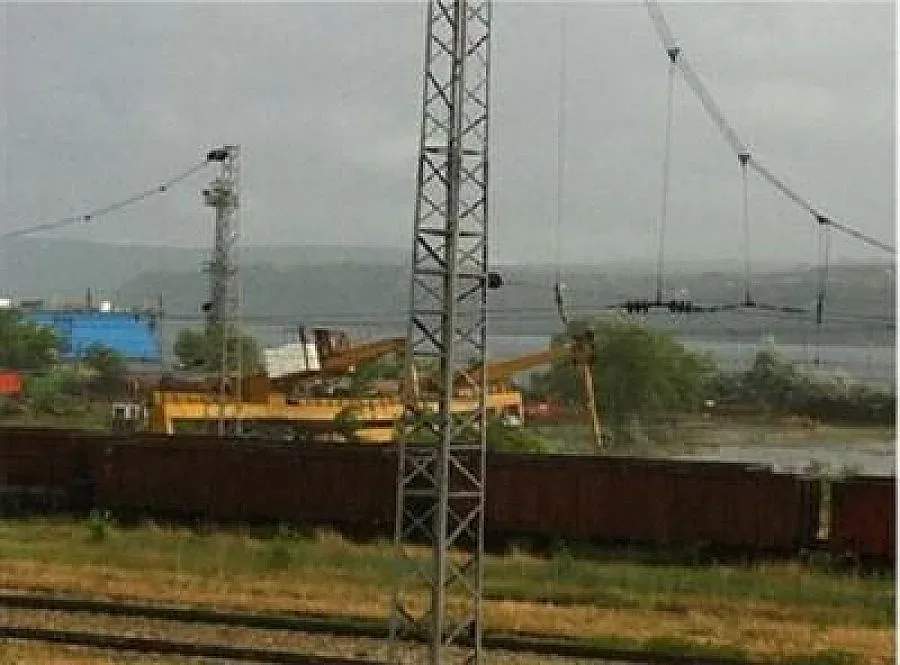 Бурята във Варна събори кран