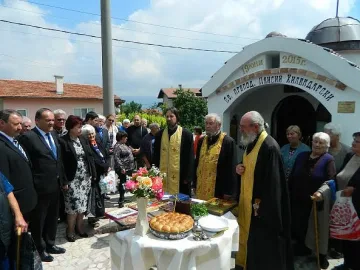 Трима попове осветиха параклиса на св. Паисий