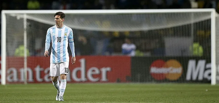 Заклещиха Меси с телефон