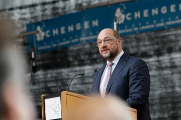Шулц: Ако напусне, Атина остава без еврофондове