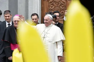 Папата се поклони пред Торинската плащаница 