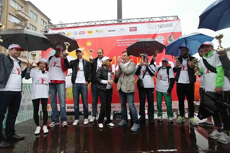 Дъждът не спря хиляди мераклии за "Живей активно"