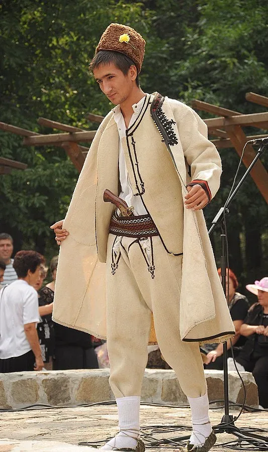 Търси се спонсор за реставрацията на 100-годишни носии