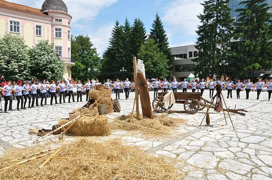 Народни хора разтърсиха две планини