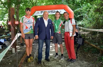 Министър Кралев изненада състезателите  от купа „България” по ориентиране