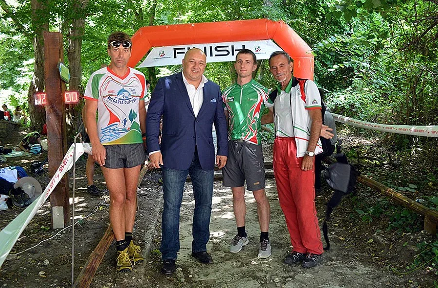 Министър Кралев изненада състезателите  от купа „България” по ориентиране