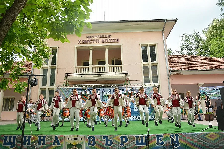 Тридневна фолклорна фиеста се вихри в курорта Вършец