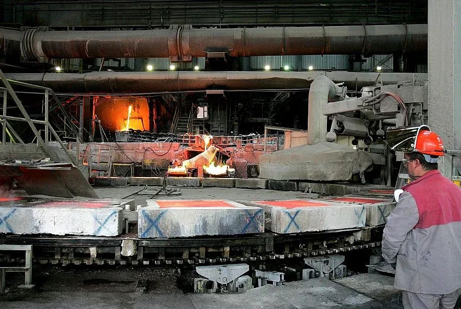 Заводи спират за час заради скока на тока