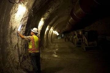 Миньори и синдикалист обгазени под земята