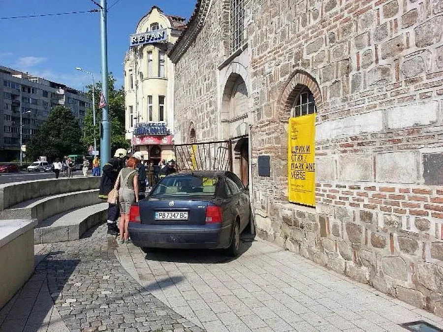 Дама паркира в "Чифте баня"