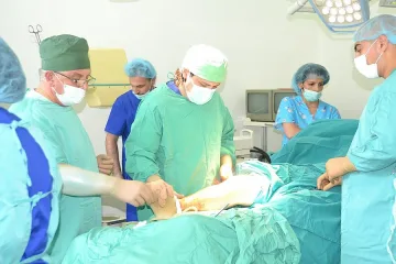 В болницата в Кърджали поставиха за първи път колянна става 