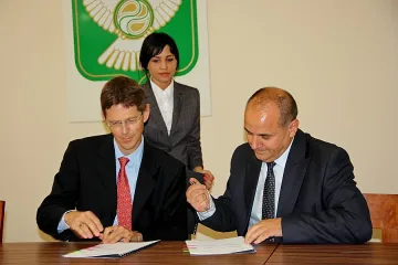 ЕЙ И ЕС и Гълъбово подписаха договора за рехабилитация на Младежки център