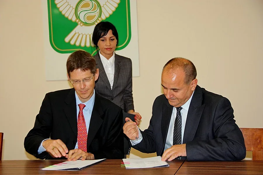 ЕЙ И ЕС и Гълъбово подписаха договора за рехабилитация на Младежки център