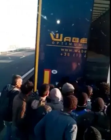 Брутално: Бежанци вземат на абордаж камиони във Франция (ВИДЕО)