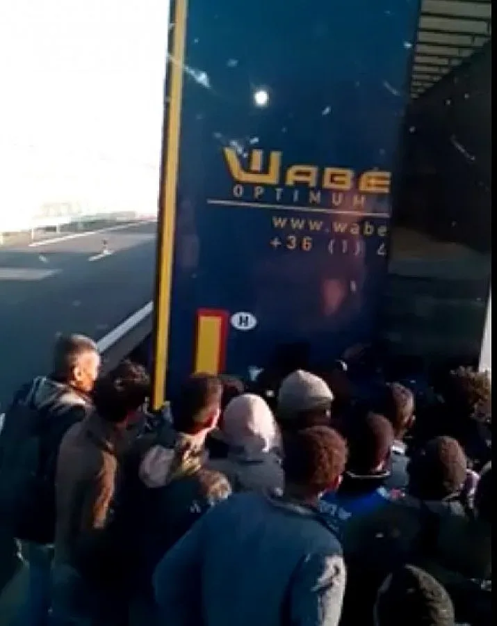 Брутално: Бежанци вземат на абордаж камиони във Франция (ВИДЕО)
