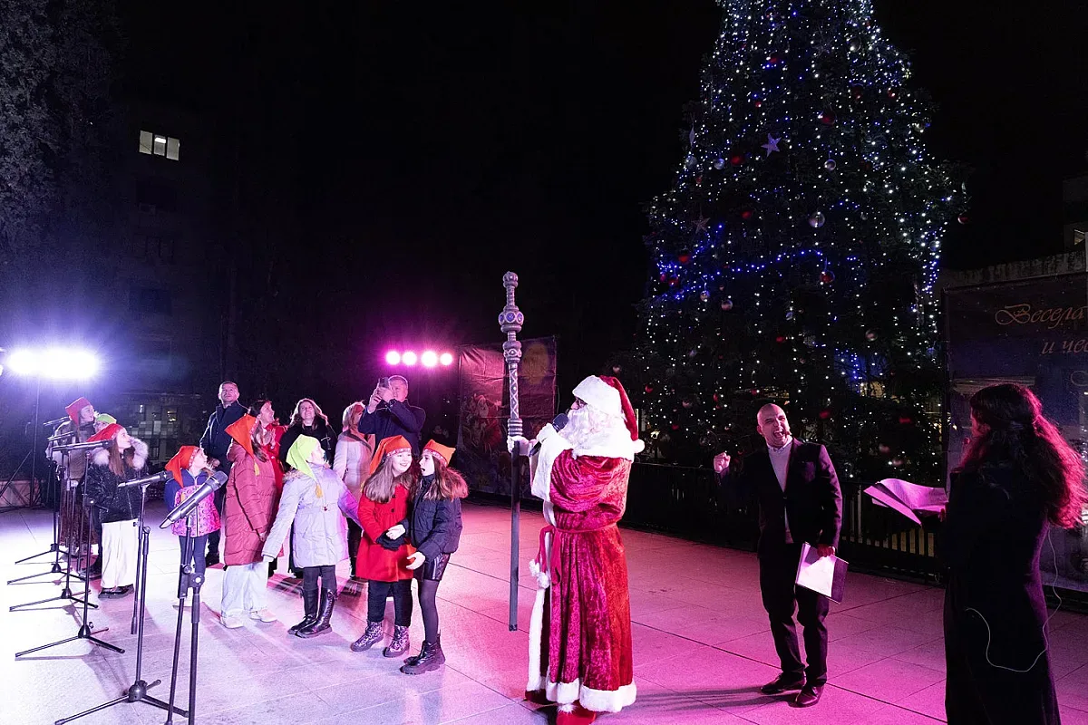 Стара Загора грейна в празнични светлини с традиционното запалване на коледната елха