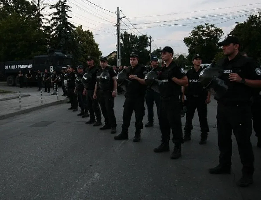 Жива верига от полицаи спря протестиращи в "Орландовци"