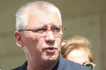 Учител води бунта на полицаите
