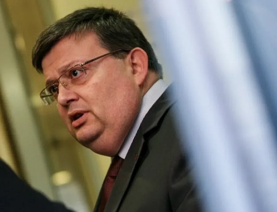 Цацаров: Ще си купя романа на Христо Иванов