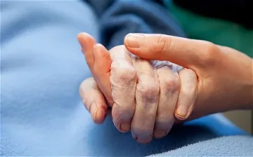 Роднини карат мъртвец на преглед в Спешното отделение
