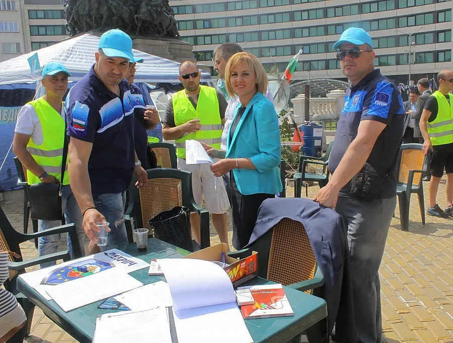 Добрев кани полицаи от протеста в парламента