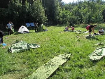 Тийнеджъри на тридневен тренинг в Центъра за военно обучение 